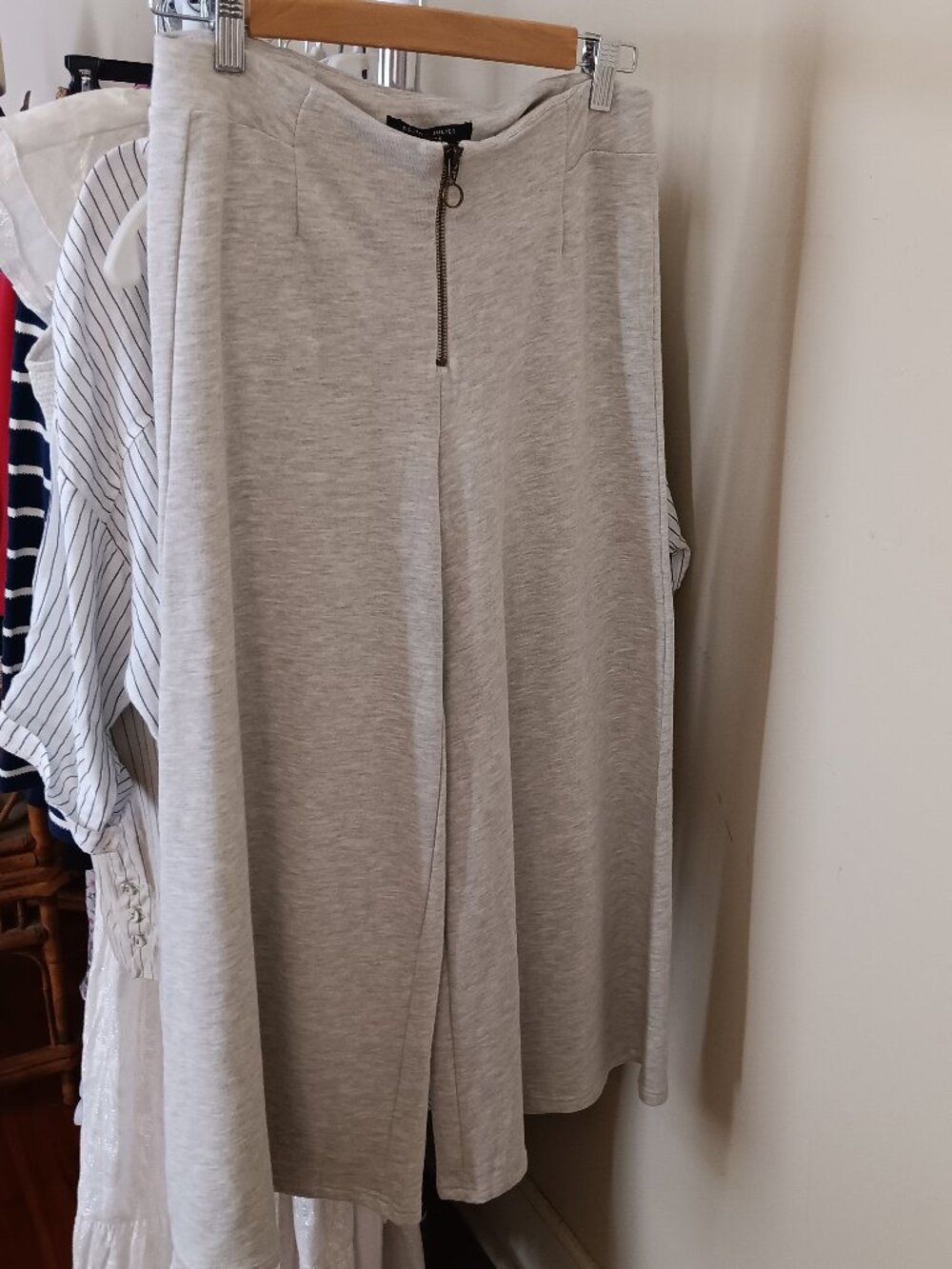 NWT Heather Grey Knit Gaucho Wide Leg Calf Pants Size Medium